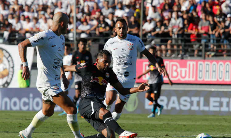 Corinthians vence Bragantino e fica mais perto do título da Copa