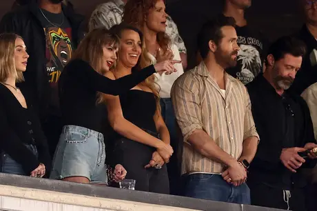 Taylor Swift assiste jogo de Travis Kelce ao lado de outras celebridades