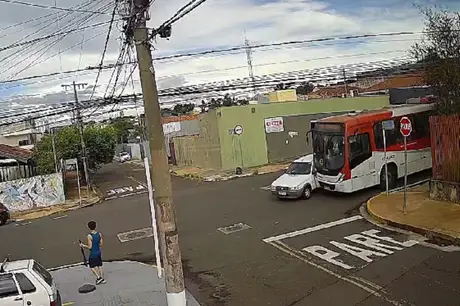 Vídeo: veículo faz conversão errada na Rua Rui Barbosa e acaba atingido por ônibus
